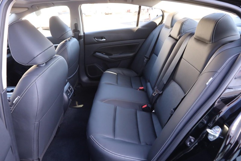 Nissan Altima Vehicle Image 11