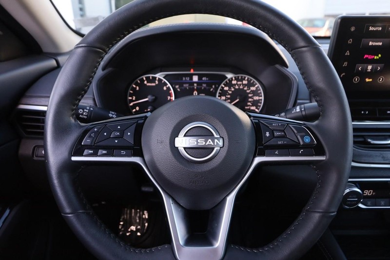 Nissan Altima Vehicle Image 12