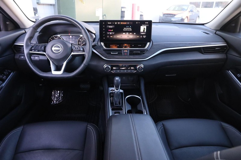 Nissan Altima Vehicle Image 22