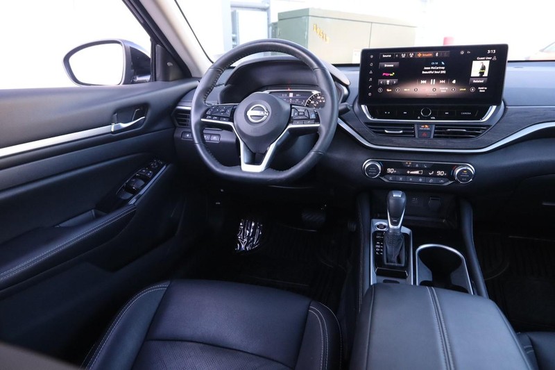 Nissan Altima Vehicle Image 23