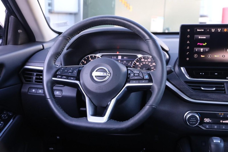 Nissan Altima Vehicle Image 24