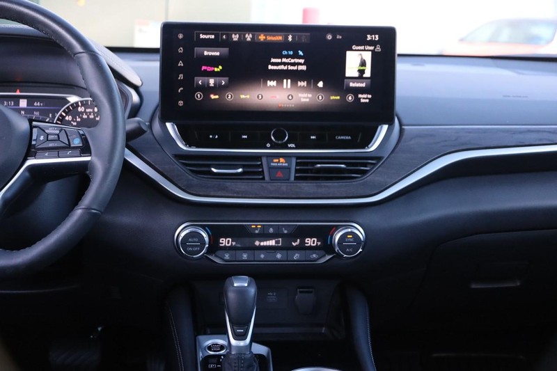 Nissan Altima Vehicle Image 25