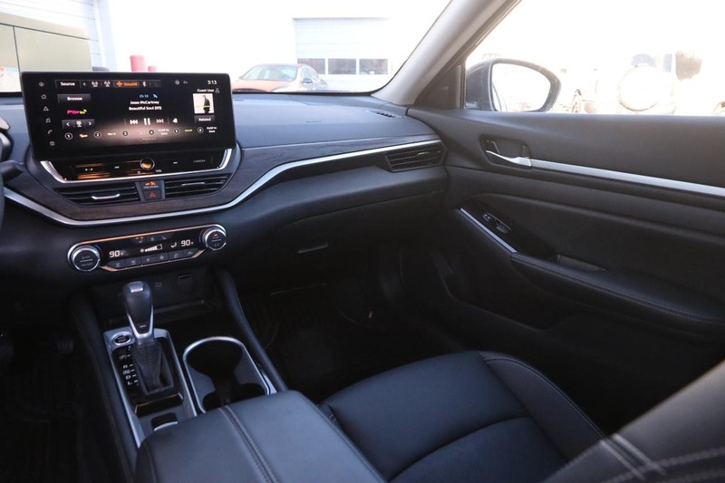 Nissan Altima Vehicle Image 26