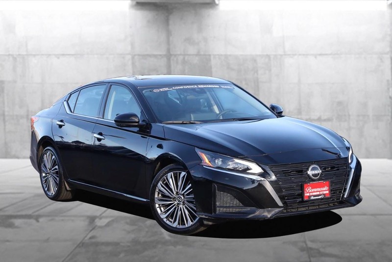 Nissan Altima Vehicle Image 30