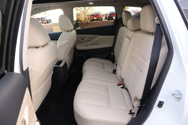 Nissan Murano Vehicle Image 11