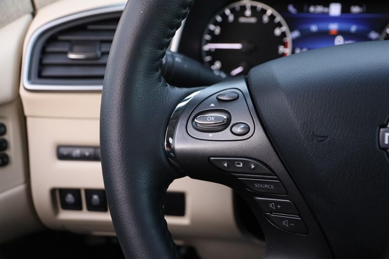 Nissan Murano Vehicle Image 13