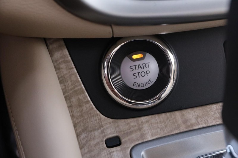 Nissan Murano Vehicle Image 16