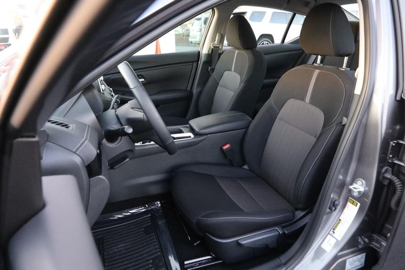 Nissan Sentra Vehicle Image 08