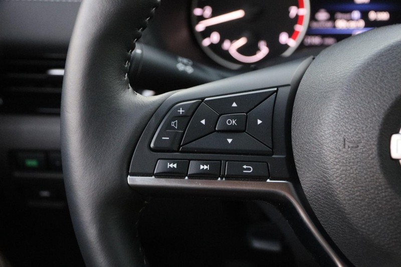 Nissan Sentra Vehicle Image 11