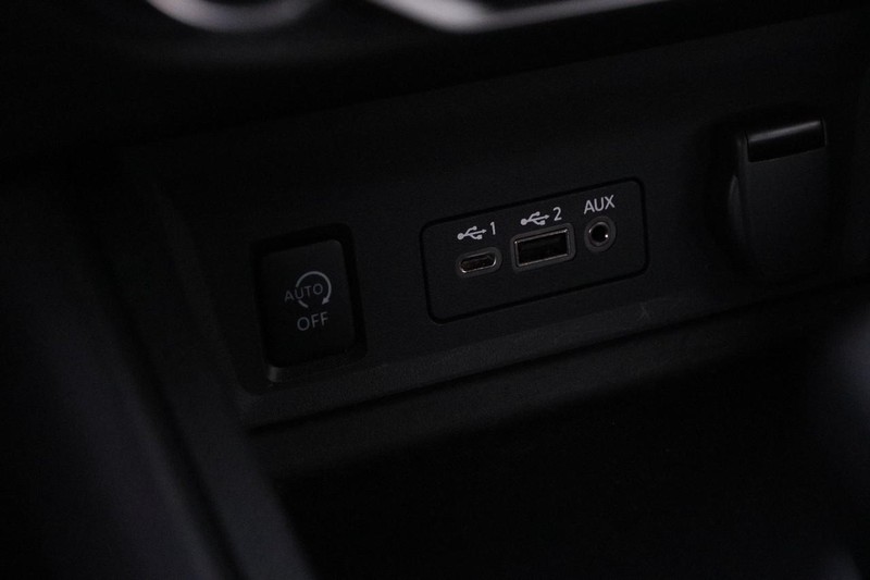 Nissan Sentra Vehicle Image 19