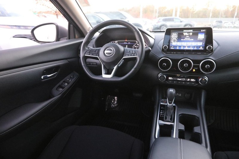 Nissan Sentra Vehicle Image 22