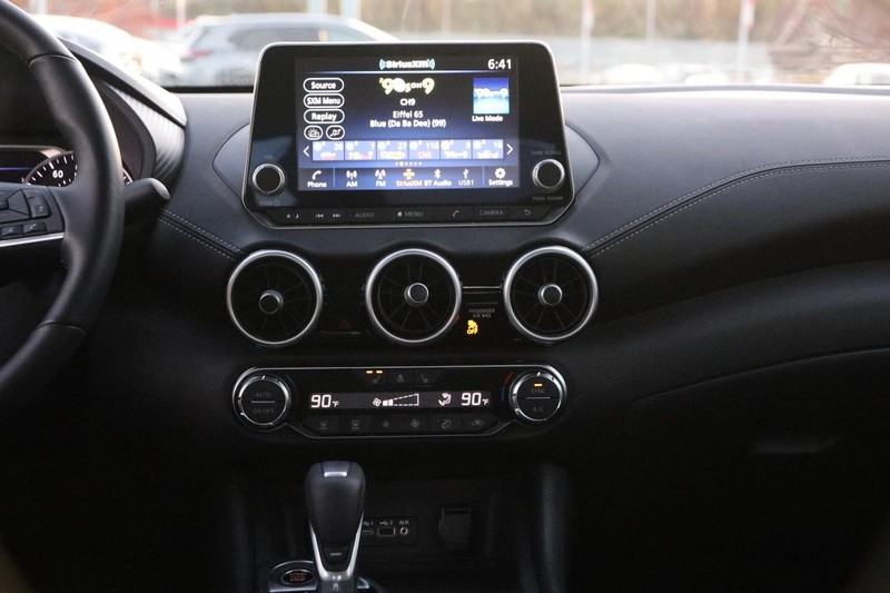 Nissan Sentra Vehicle Image 24