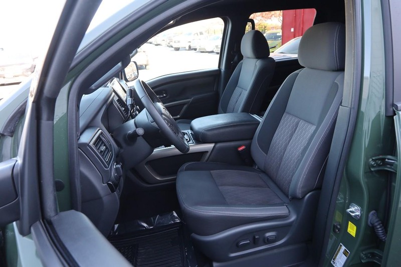 Nissan Titan Vehicle Image 09