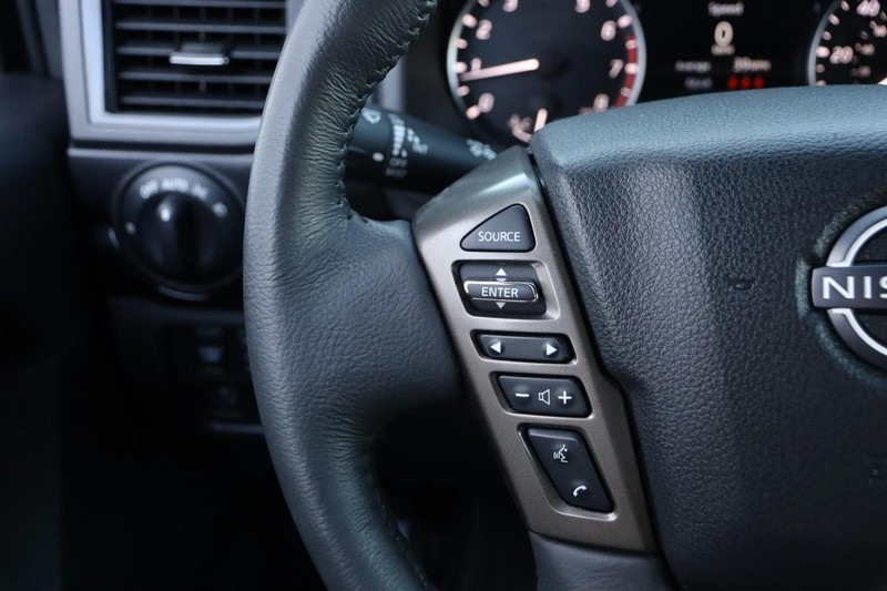 Nissan Titan Vehicle Image 12