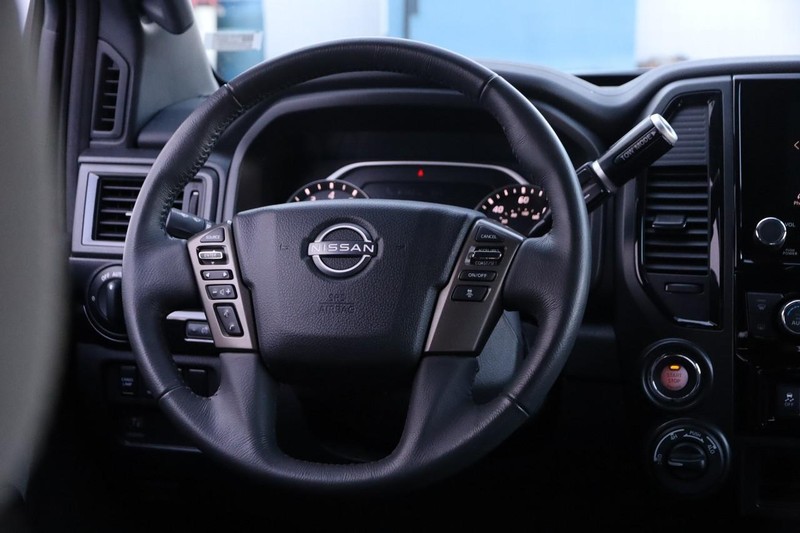 Nissan Titan Vehicle Image 23