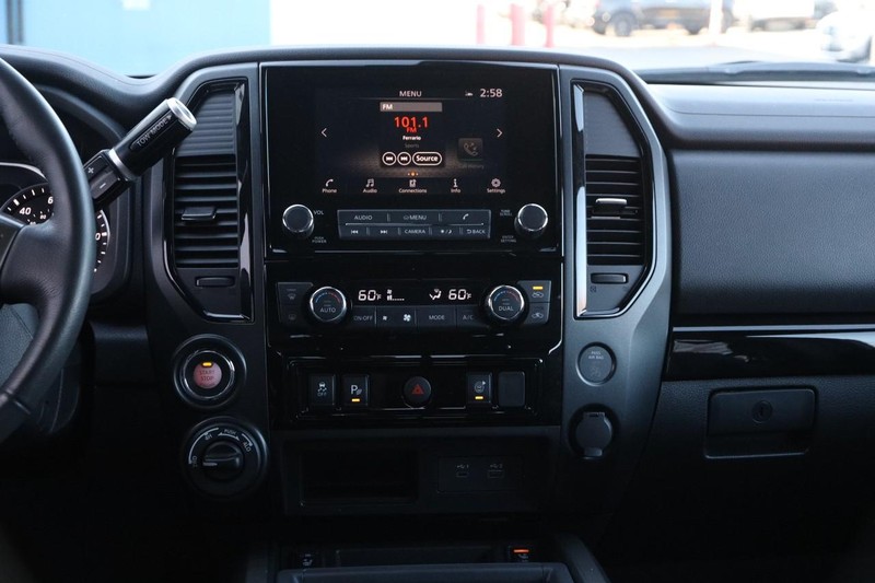 Nissan Titan Vehicle Image 24