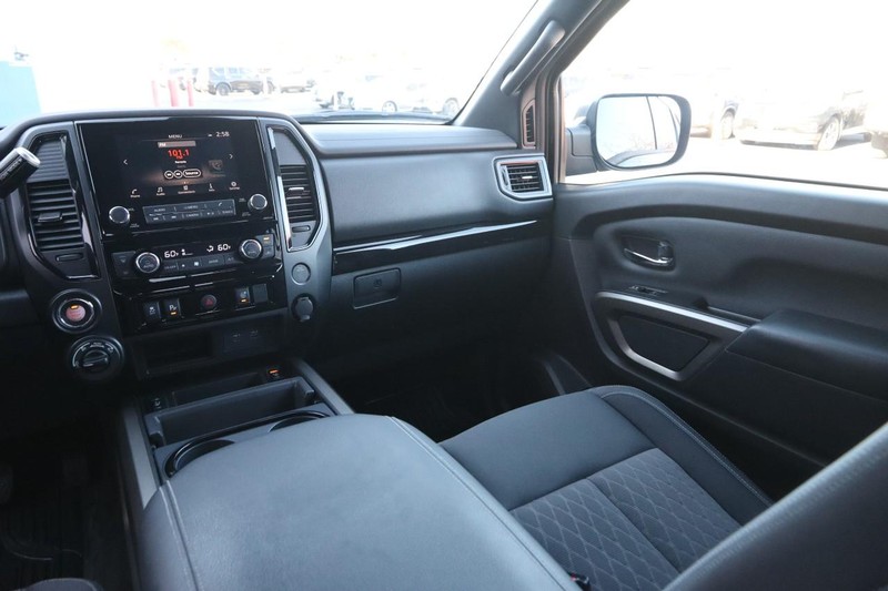 Nissan Titan Vehicle Image 25