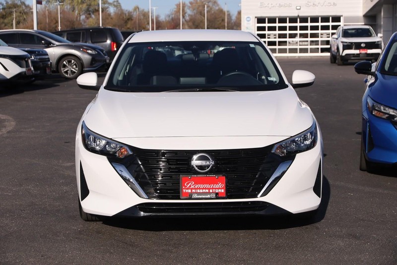 Nissan Sentra Vehicle Image 04