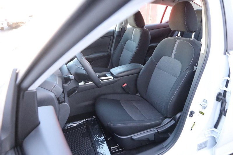 Nissan Sentra Vehicle Image 08