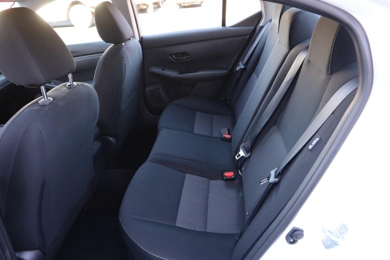 Nissan Sentra Vehicle Image 09