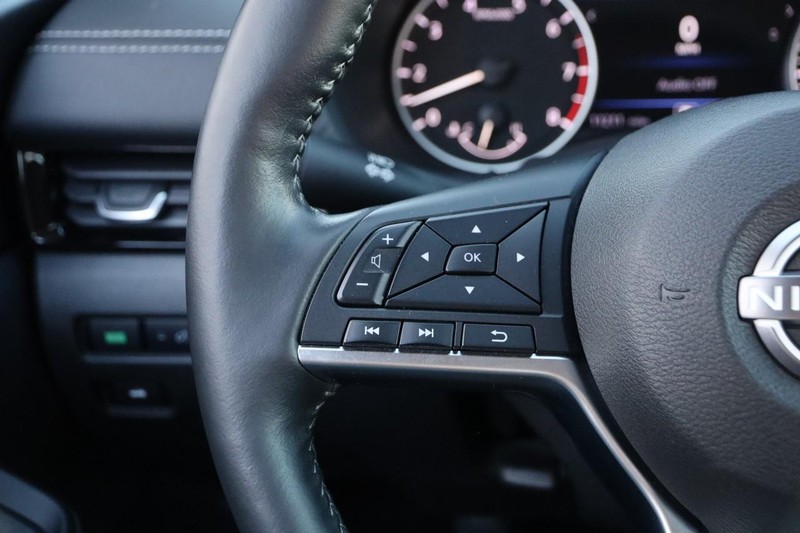 Nissan Sentra Vehicle Image 11