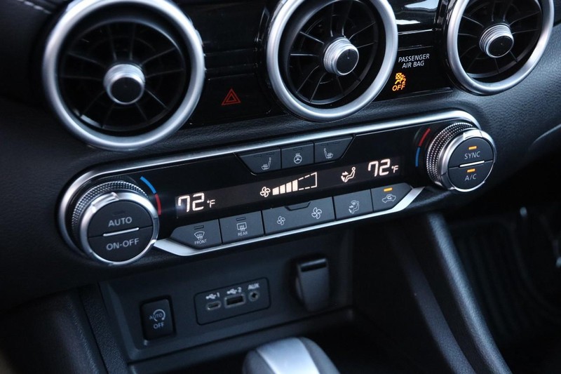 Nissan Sentra Vehicle Image 16