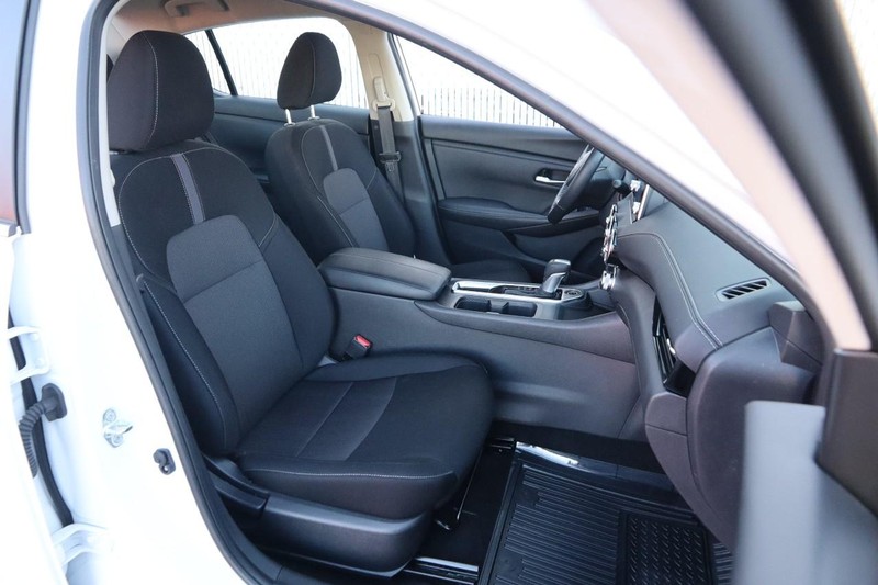 Nissan Sentra Vehicle Image 25