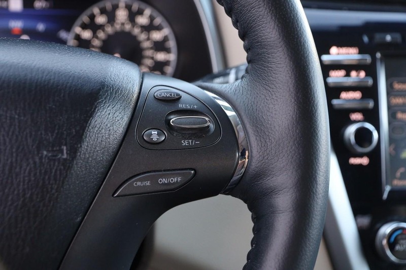 Nissan Murano Vehicle Image 13