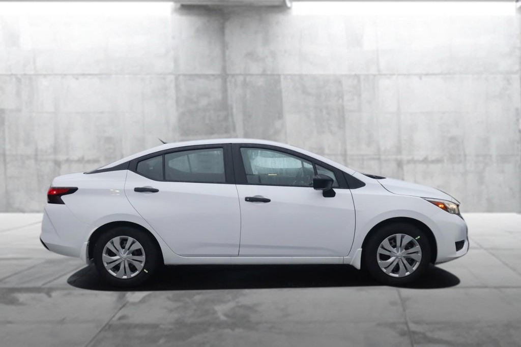 Nissan Versa Vehicle Image 05