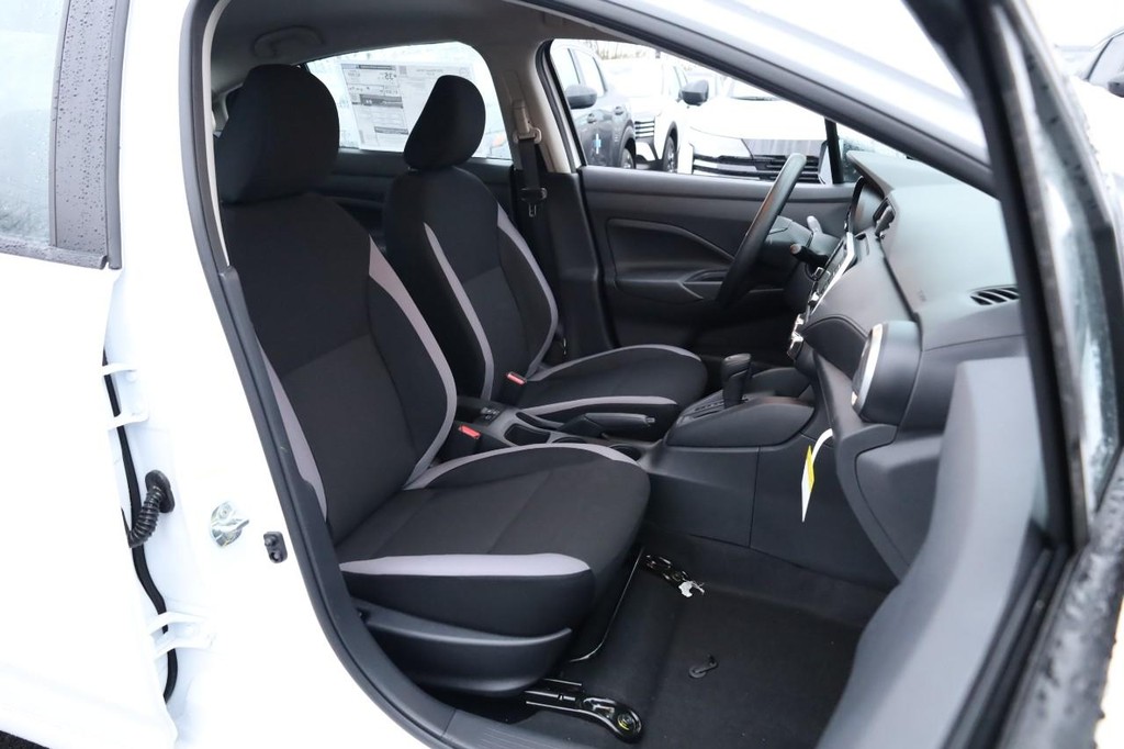 Nissan Versa Vehicle Image 23