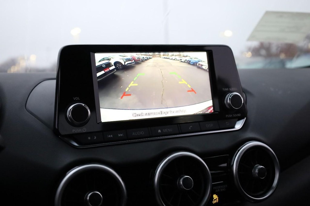 Nissan Sentra Vehicle Image 12