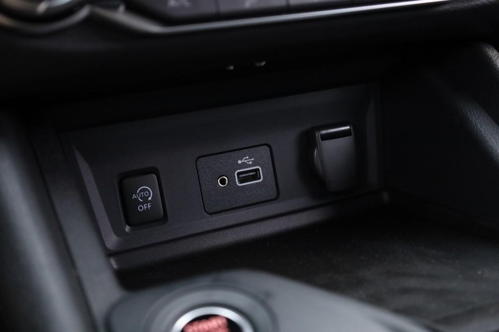 Nissan Sentra Vehicle Image 15