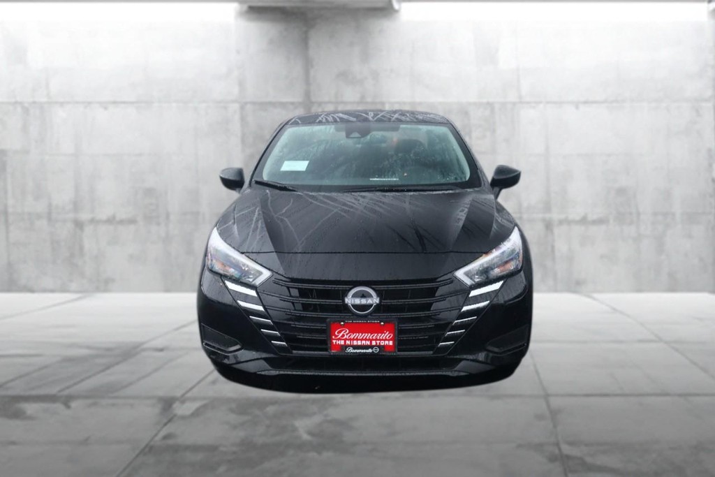 Nissan Versa Vehicle Image 04