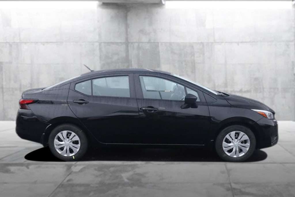 Nissan Versa Vehicle Image 05
