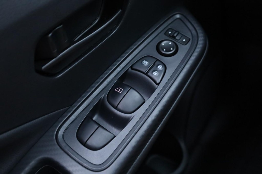 Nissan Versa Vehicle Image 17