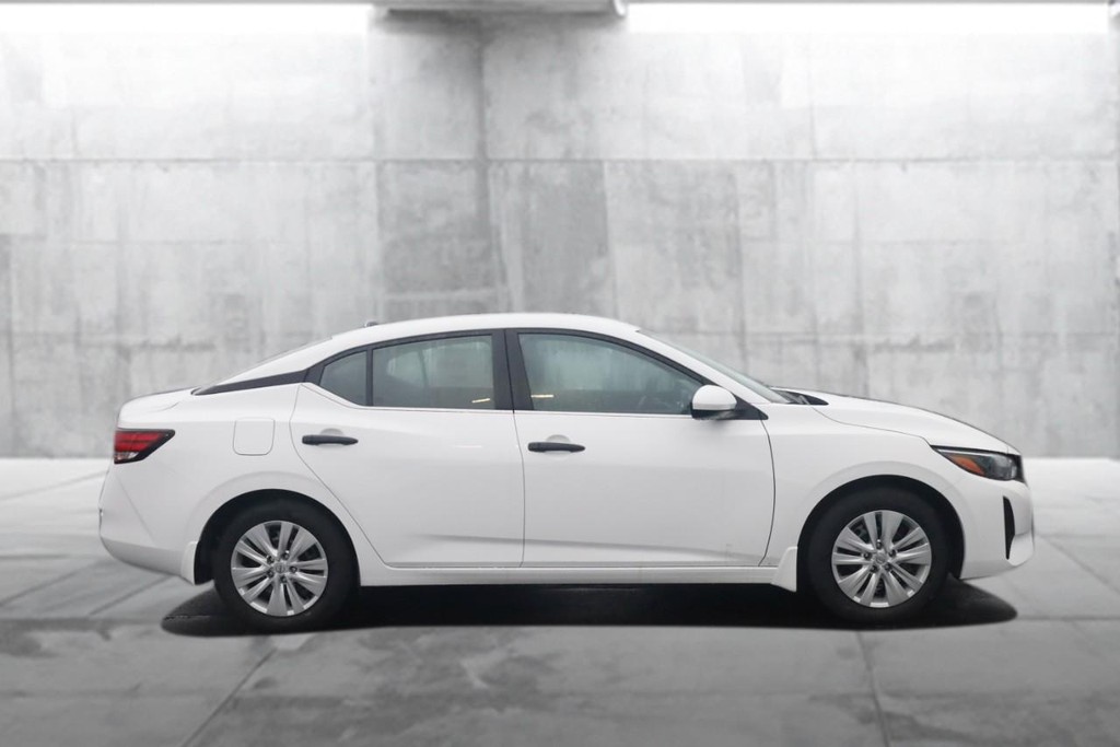 Nissan Sentra Vehicle Image 05