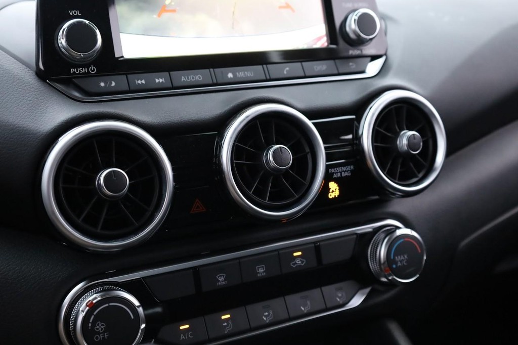 Nissan Sentra Vehicle Image 13