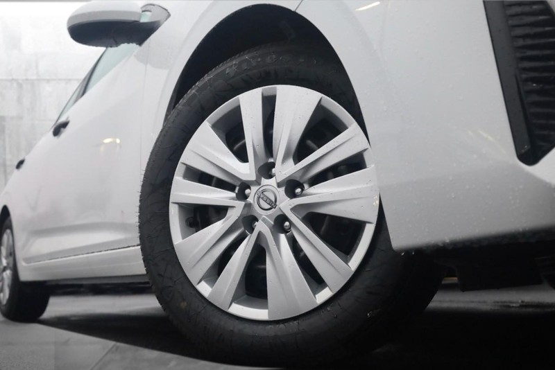 Nissan Sentra Vehicle Full-screen Gallery Image 3