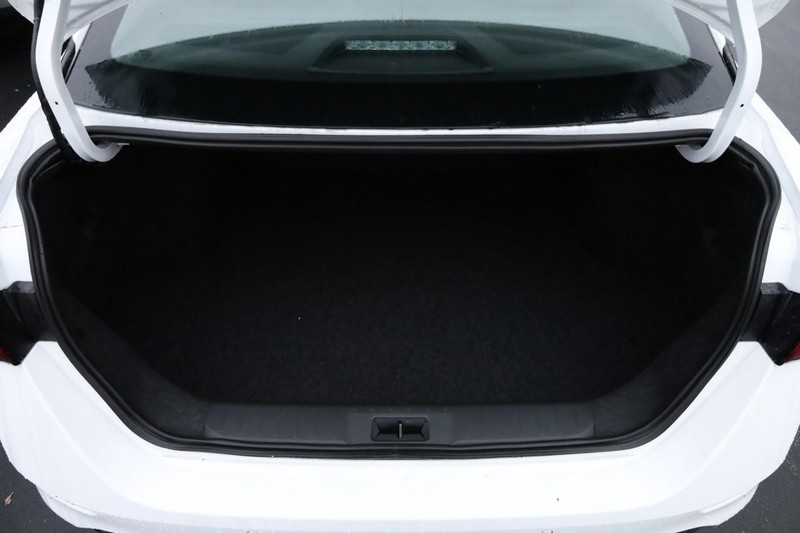 Nissan Sentra Vehicle Full-screen Gallery Image 7