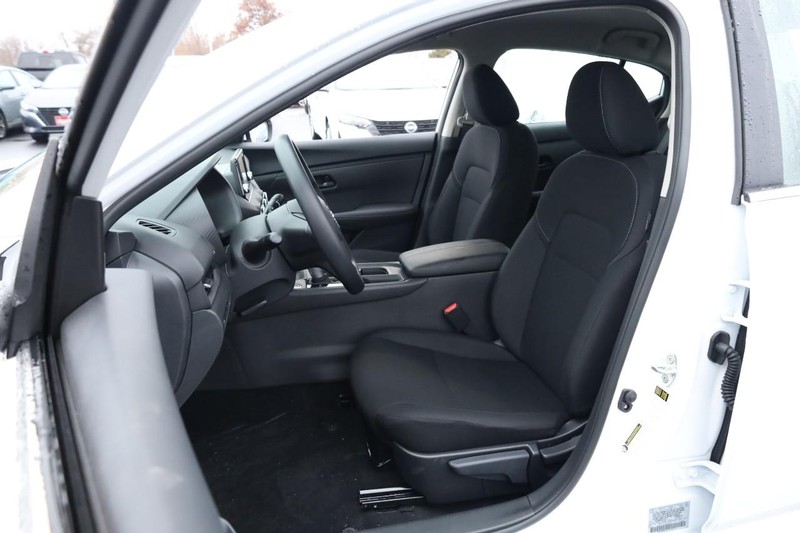 Nissan Sentra Vehicle Full-screen Gallery Image 8