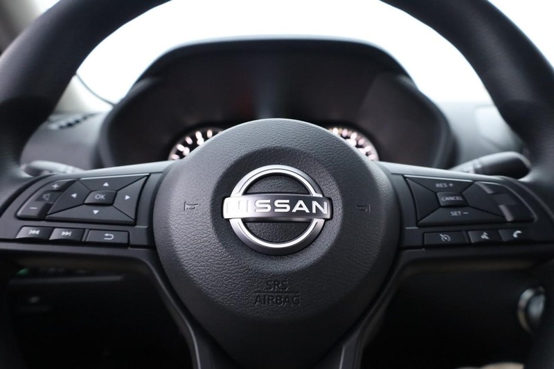 Nissan Sentra Vehicle Full-screen Gallery Image 9