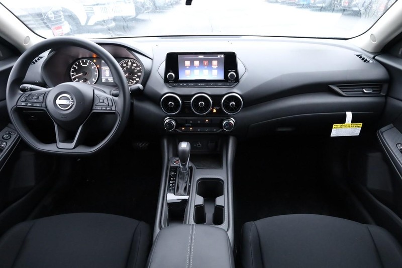 Nissan Sentra Vehicle Full-screen Gallery Image 21