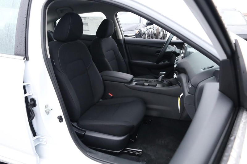 Nissan Sentra Vehicle Full-screen Gallery Image 23