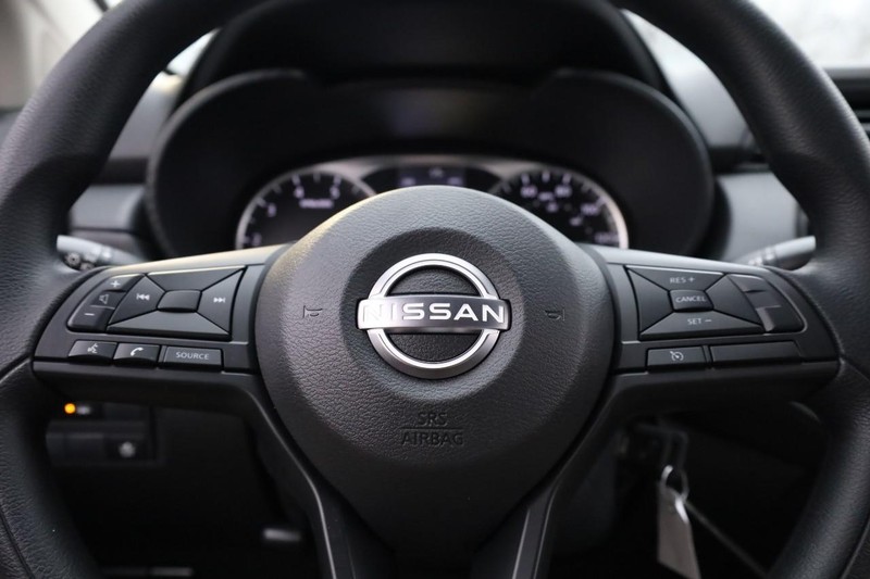 Nissan Versa Vehicle Image 09