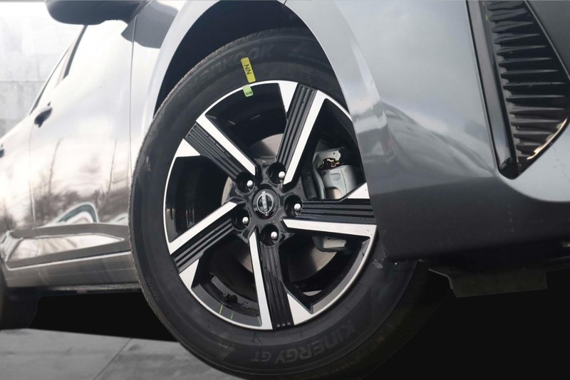 Nissan Sentra Vehicle Image 03