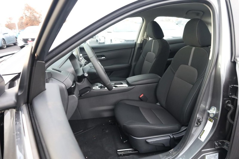 Nissan Sentra Vehicle Image 08