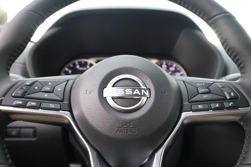 Nissan Sentra Vehicle Image 09