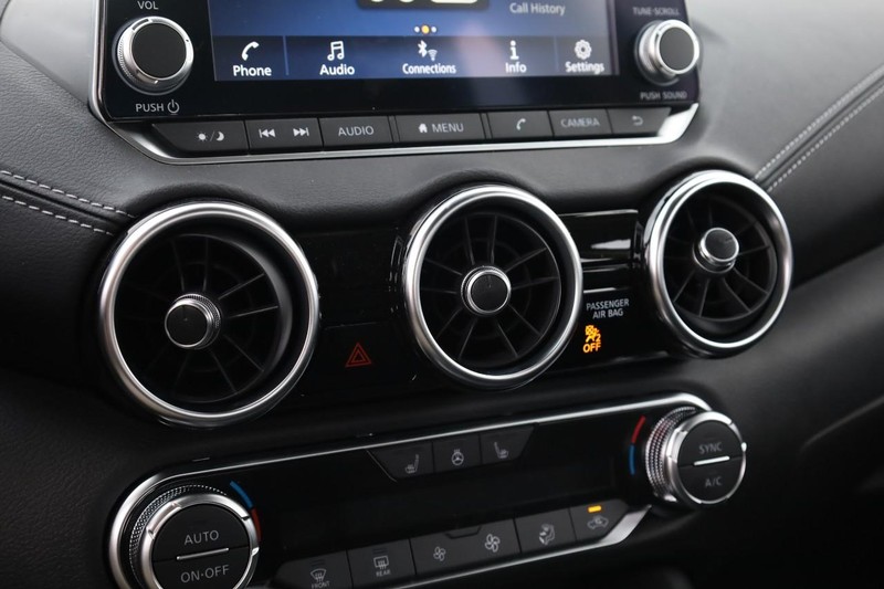 Nissan Sentra Vehicle Image 13