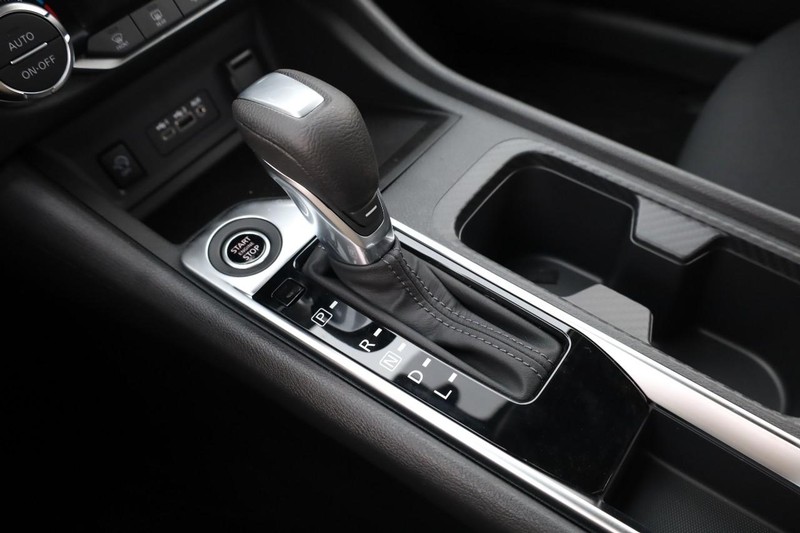 Nissan Sentra Vehicle Image 16