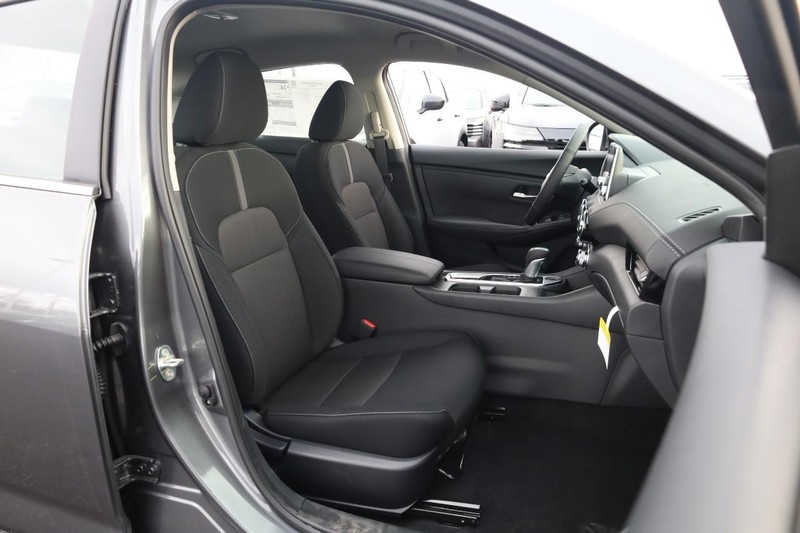 Nissan Sentra Vehicle Image 24